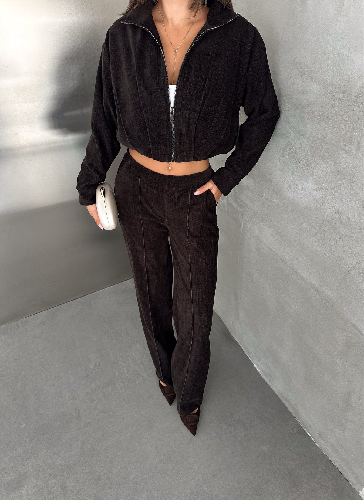 Kadın Şönil Kadife Crop Üstlü Bol Paça Pantolonlu Eşofman Takımı Kahverengi
