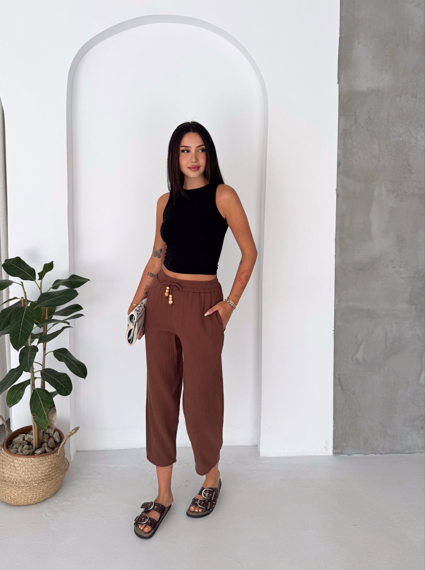 Kadın Müslin Kumaş Beli Lastiki Bağcıklı Kapri Pantolon Kahverengi